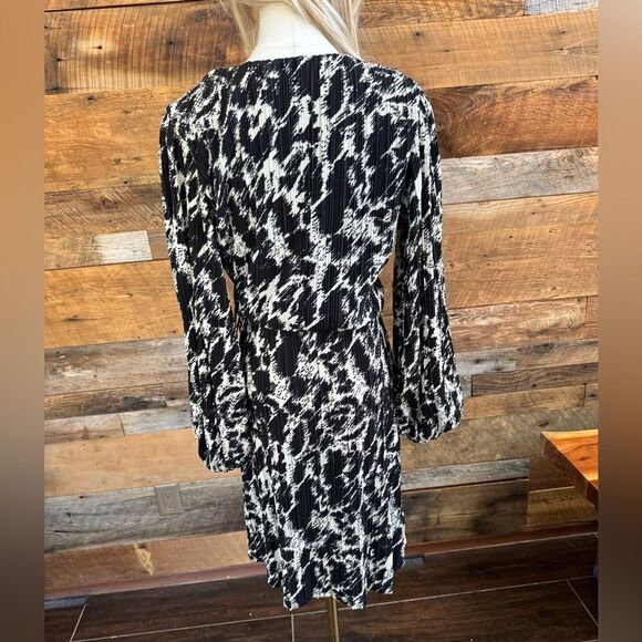 H&M PLISSÉ WRAP DRESS - Picture 4 of 14